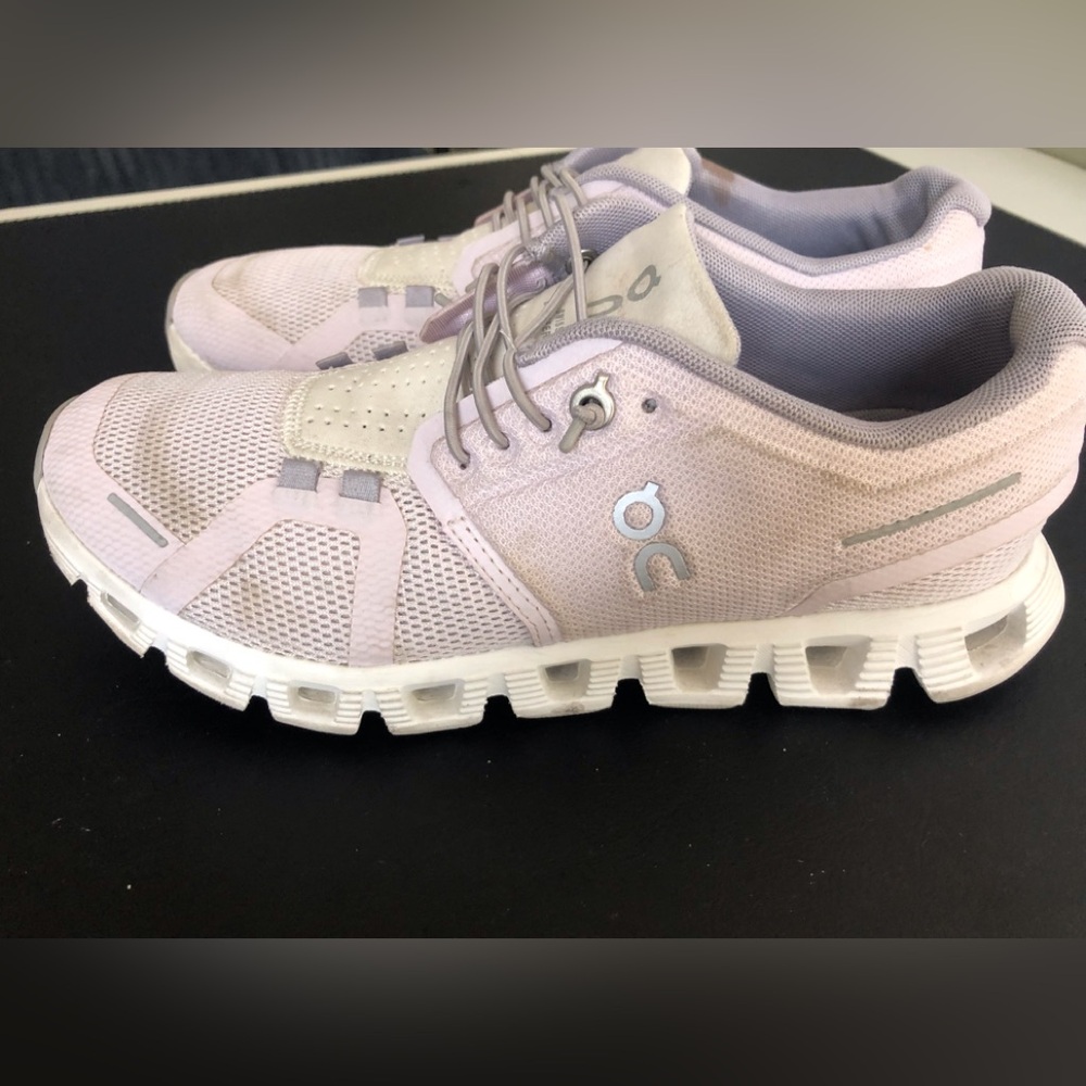 On Cloud 5 Women's Running Shoes Lavender 
Size: US 7 EUR 38